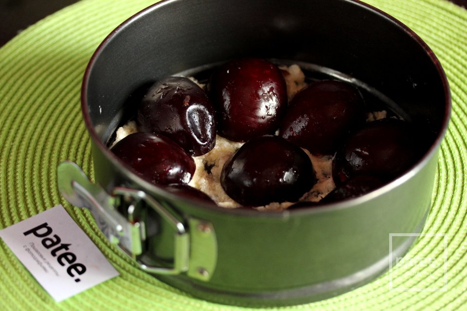 Пирог со сливами - Шаг 11