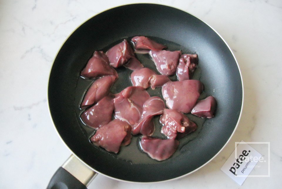 Куриная печень с грибами в яйцах - Шаг 2