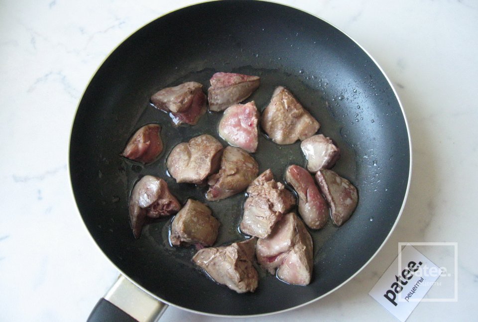Куриная печень с грибами в яйцах - Шаг 3