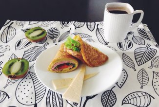 Яичный блин с начинкой на завтрак