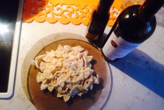 Паста с кальмарами, сметаной и сухарями