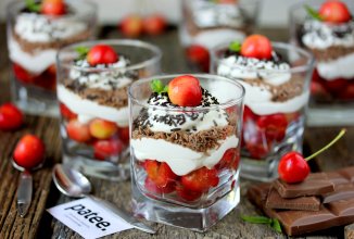 Творожный десерт с черешней и шоколадом