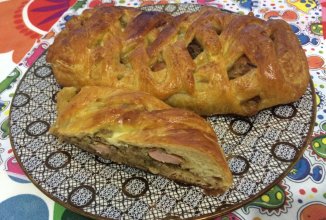 Слоёная коса с капустой и сосисками