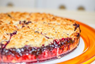 Тертый пирог с ягодами