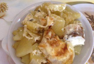 Хек запеченный с картофелем в майонезе.