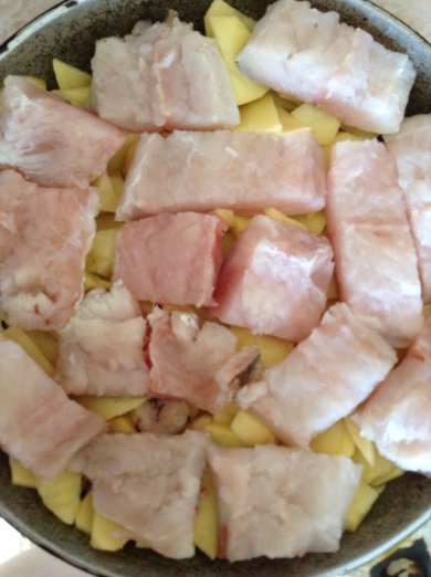 Хек запеченный с картофелем в майонезе. - Шаг 3