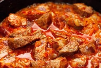 Свинина в томатном соусе