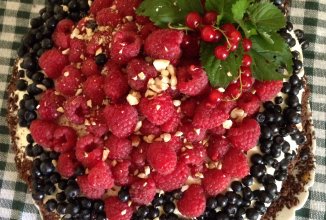 Шоколадный торт с ягодами.