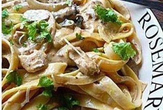 Паста тальятелле с соусом из курицы и грибов