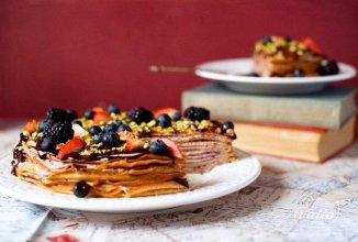 Блинный торт с шоколадом и свежими ягодами(Блинница)