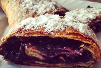 Простой и вкусный черничный штрудель