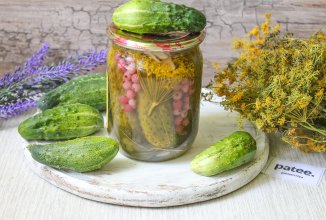 Маринованные огурцы с красной смородиной