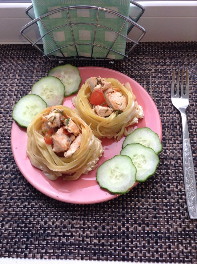 Гнезда с куриной грудкой и помидорами