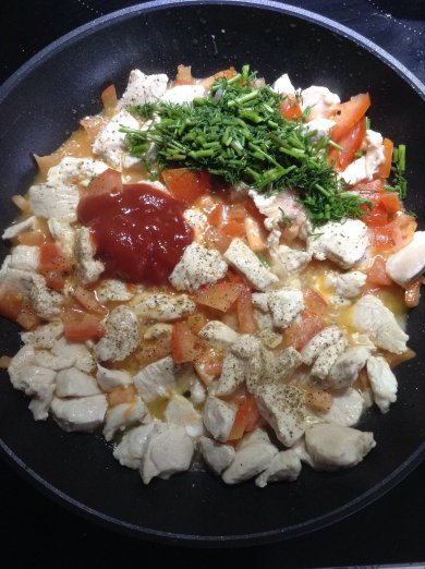 Гнезда с куриной грудкой и помидорами - Шаг 1