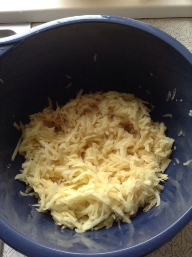 Картофельные оладьи с зеленью. - Шаг 1