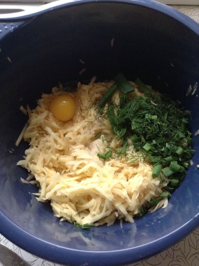 Картофельные оладьи с зеленью. - Шаг 2