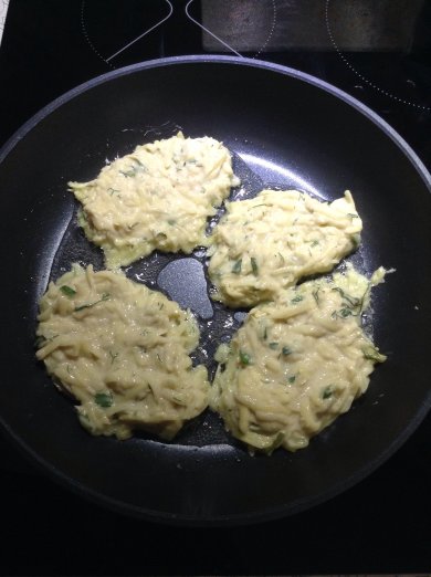 Картофельные оладьи с зеленью. - Шаг 4