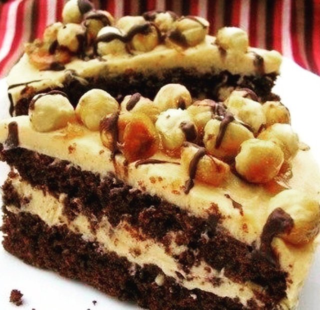 Шоколадно-бисквитный торт с карамельным кремом