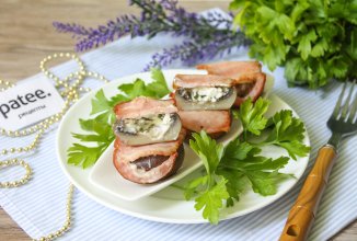 Шампиньоны в беконе с творожной начинкой