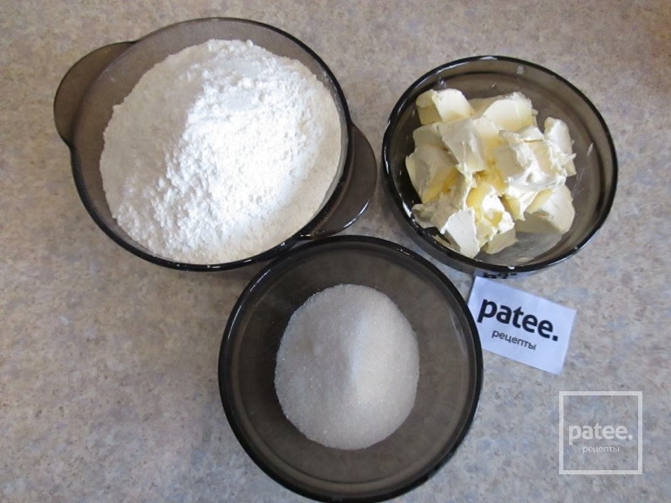 Пирог с начинкой из творога, с изюмом и орехами. - Шаг 1