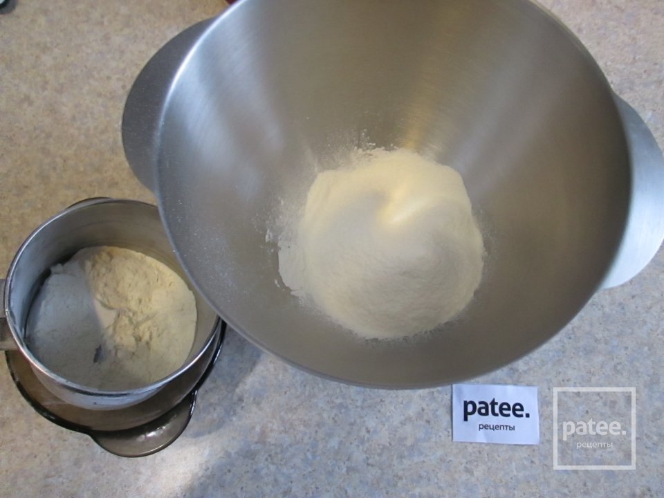 Пирог с начинкой из творога, с изюмом и орехами. - Шаг 2