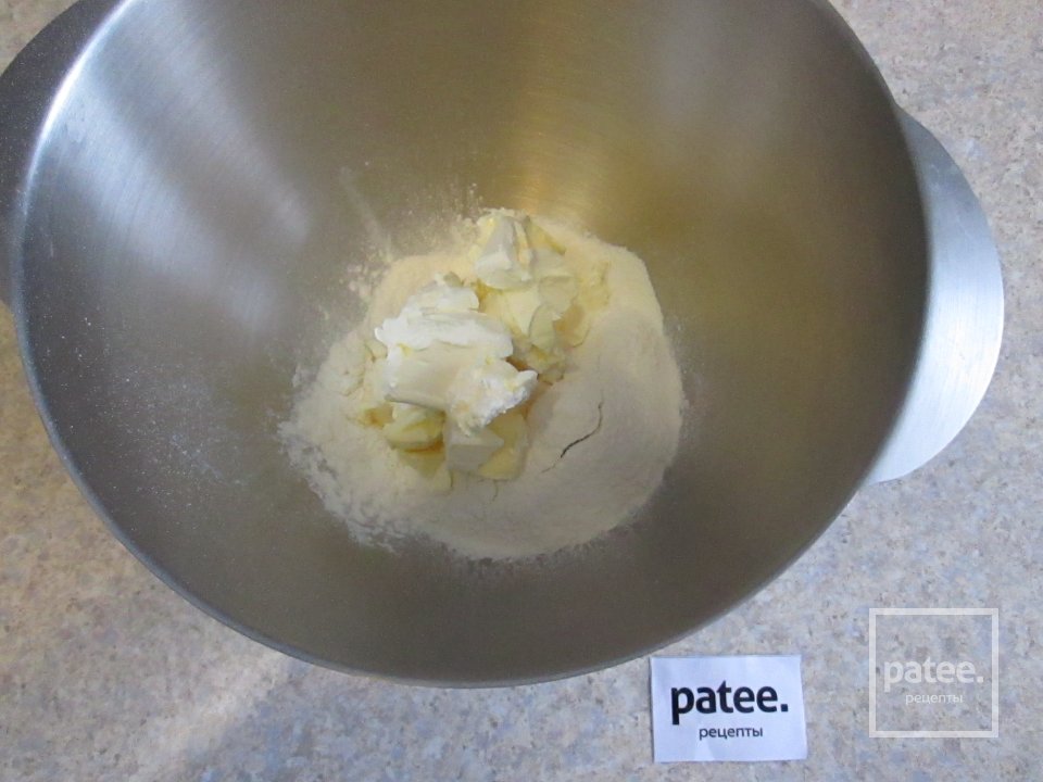 Пирог с начинкой из творога, с изюмом и орехами. - Шаг 3