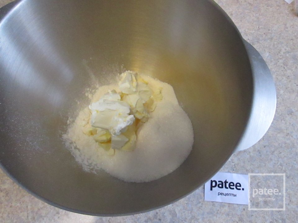 Пирог с начинкой из творога, с изюмом и орехами. - Шаг 4