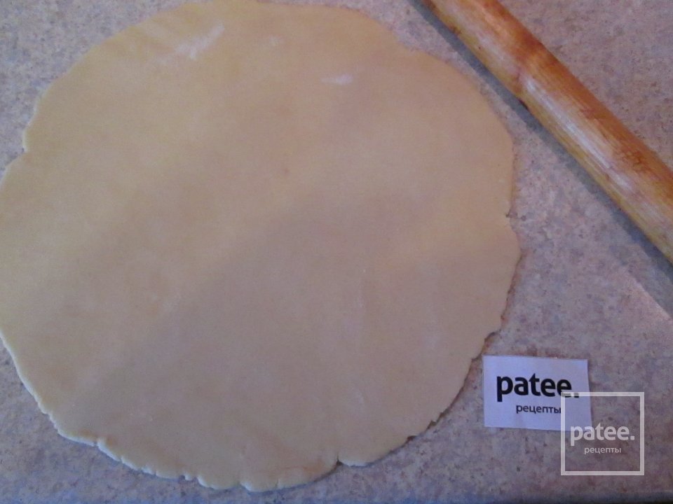 Пирог с начинкой из творога, с изюмом и орехами. - Шаг 6