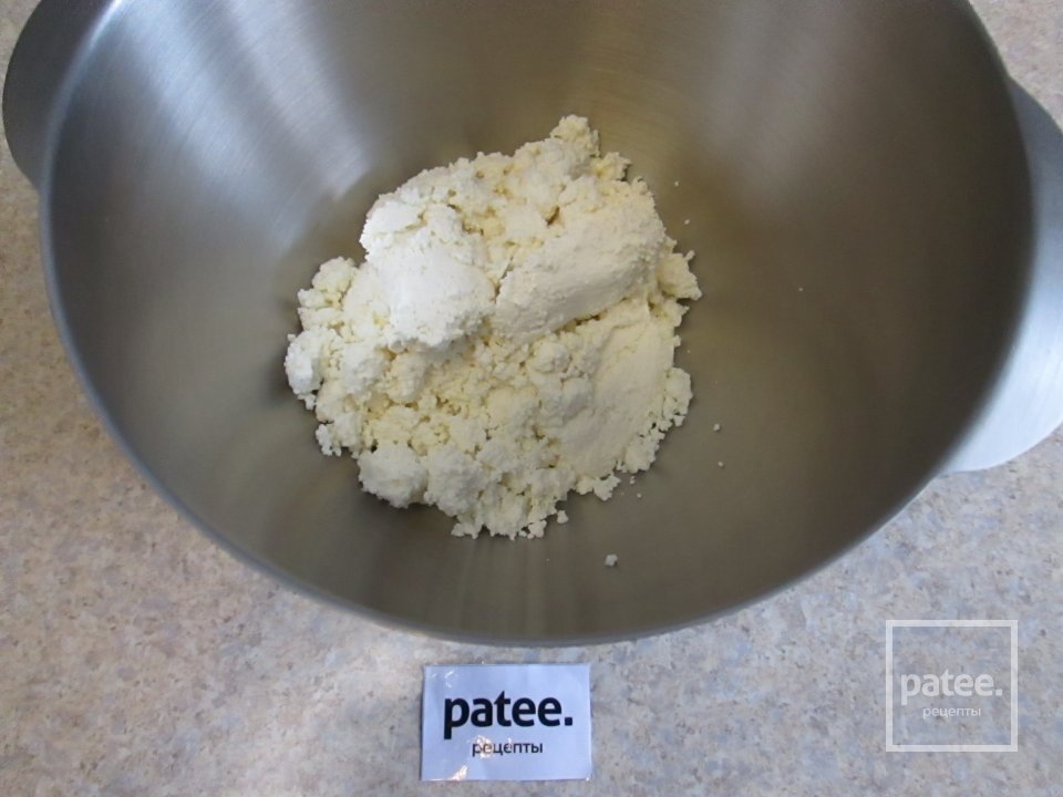 Пирог с начинкой из творога, с изюмом и орехами. - Шаг 10