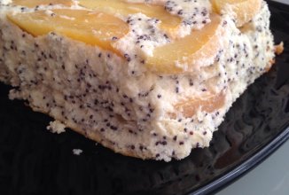 Творожно-маковая запеканка с персиками