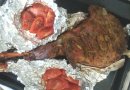 Запеченная баранья нога с помидорами и розмарином
