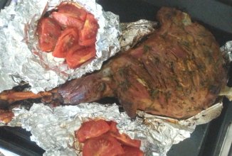 Запеченная баранья нога с помидорами и розмарином