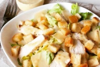 Салат Цезарь с курицей