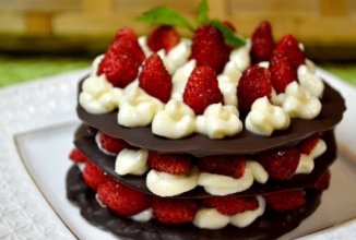 Шоколадный десерт с земляникой