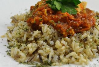 Куриный гуляш со смесью бурого и дикого риса