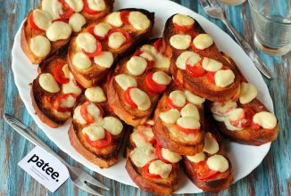 Чесночные гренки с помидорами черри и моцареллой