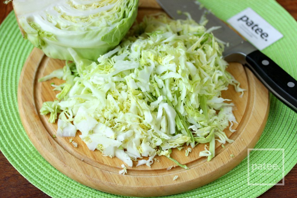 Заливной пирог с молодой капустой - Шаг 2