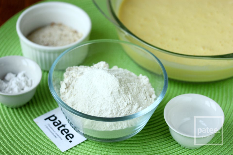 Заливной пирог с молодой капустой - Шаг 8