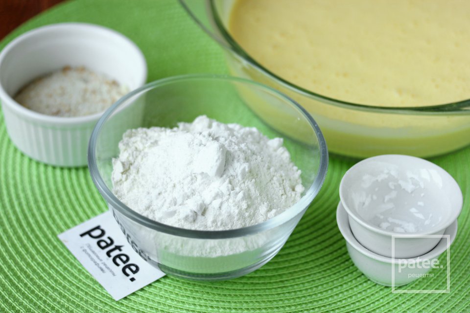 Заливной пирог с молодой капустой - Шаг 9