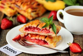 Слойки с клубникой и бананом