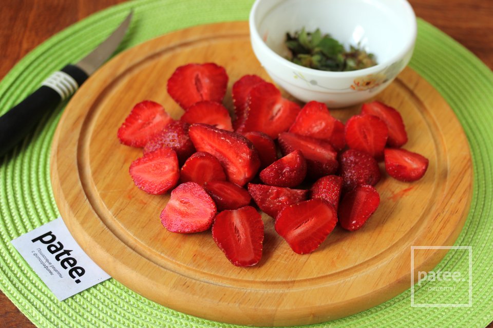 Слойки с клубникой и бананом - Шаг 2