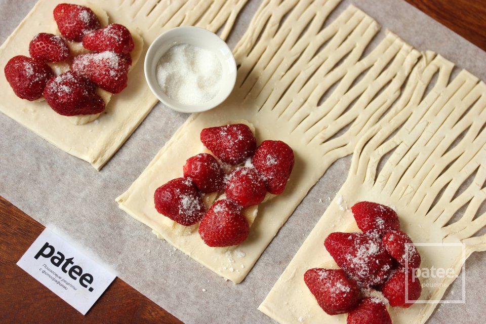 Слойки с клубникой и бананом - Шаг 6