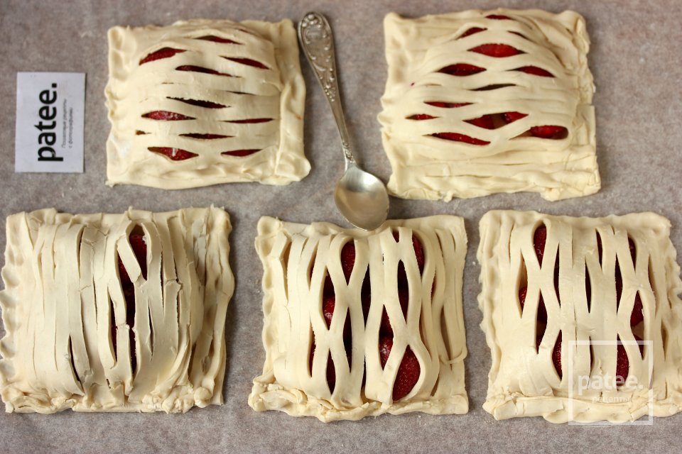 Слойки с клубникой и бананом - Шаг 7