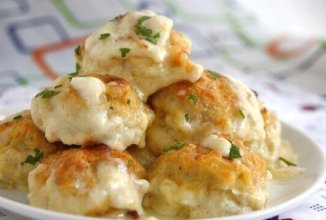 Нежные куриные шарики в сырно-сливочном соусе