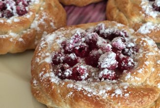 Слойки с малиной:)