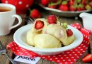 Паровые вареники с клубникой в мультиварке