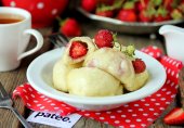 Паровые вареники с клубникой в мультиварке