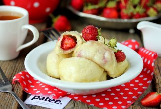 Паровые вареники с клубникой в мультиварке