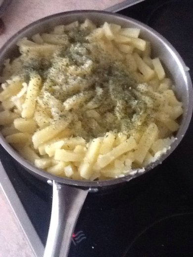 Картофель жаренный с зеленью - Шаг 4