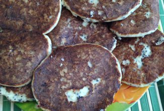 Творожные оладьи с маком